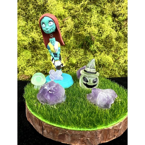 No Brand Other - Sally Bobble Head Figure w/ Amethyst pieces